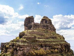 Una fortaleza inca que esconde historias y misterios.